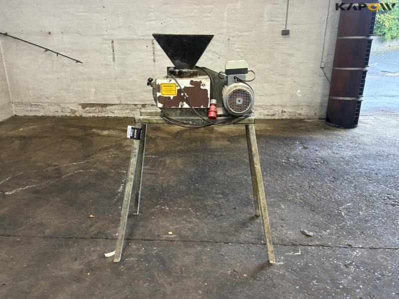 Grinder with stand 2