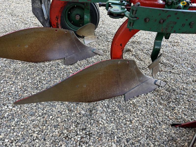 Kverneland 4-furrow EG85 reversible plow 38