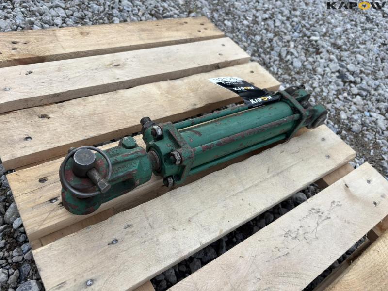 Kverneland cylinder for furrow adjustment 2
