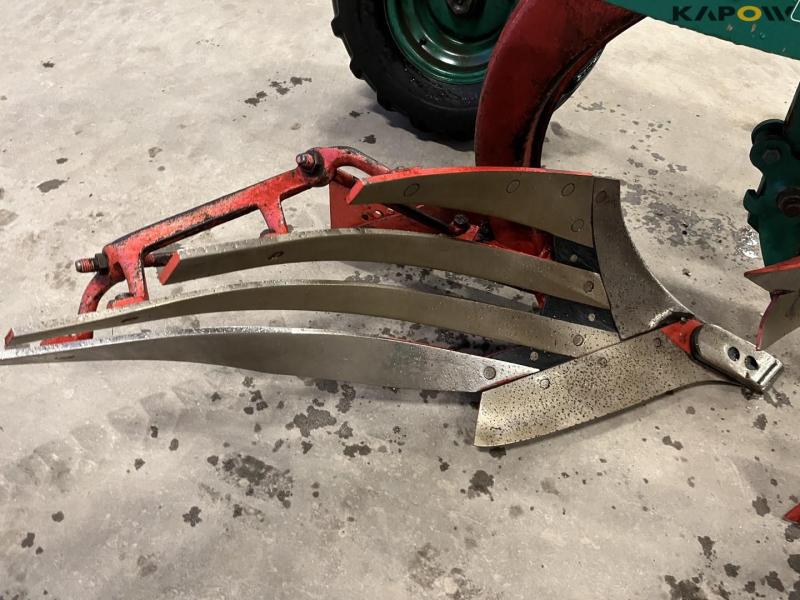 Kverneland EG100 6 furrow reversible plough with soil packers 26
