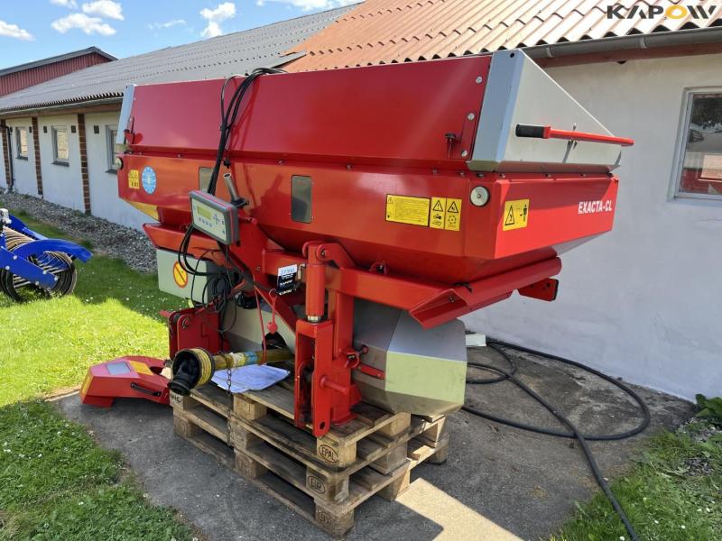 Kverneland Exacta-CL fertilizer spreader 1