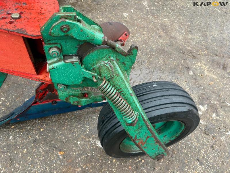 Kverneland LD 100 reversible plow with Packomat S  17