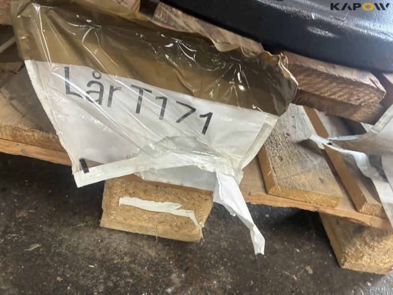 Leg for Valtra T171/ PTO housing unknown 8