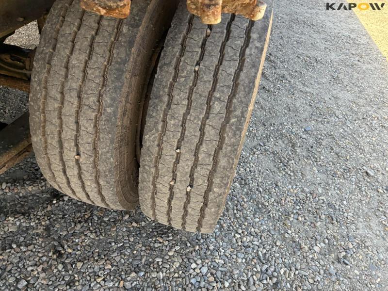 Flatbed truck with brakes on 1 axle 11