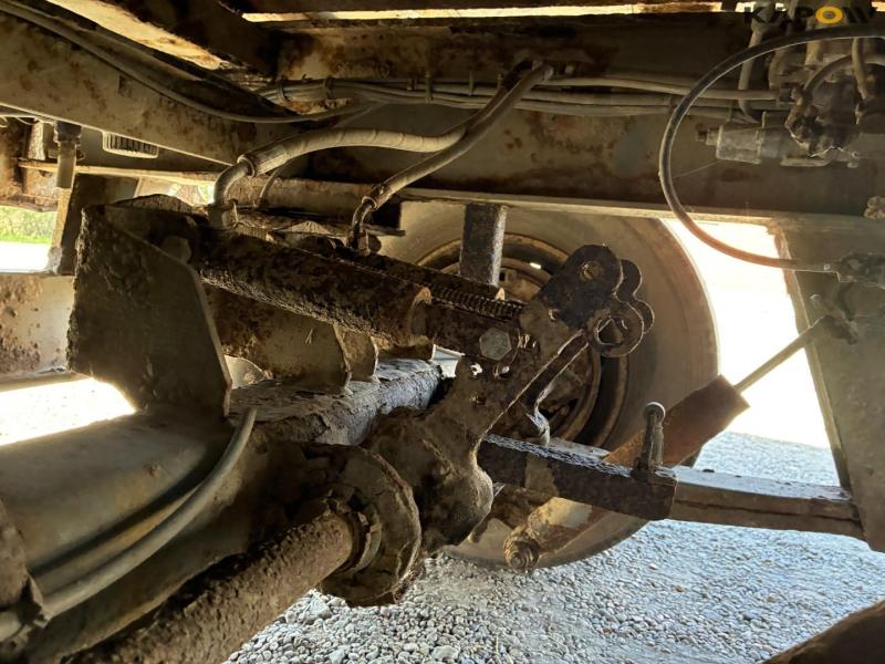 Flatbed truck with brakes on 1 axle 21