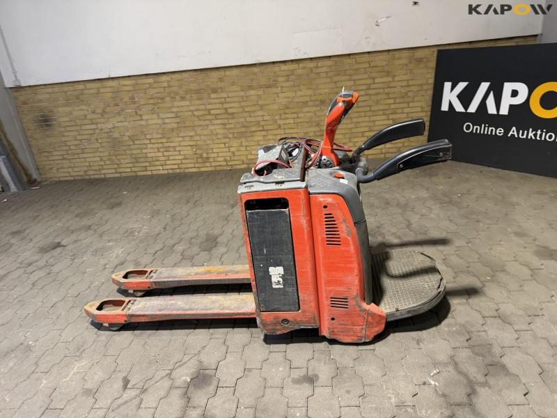 Linde 20 electric stacker 8