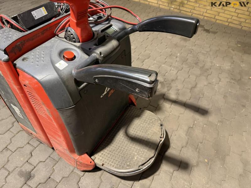 Linde 20 electric stacker 17