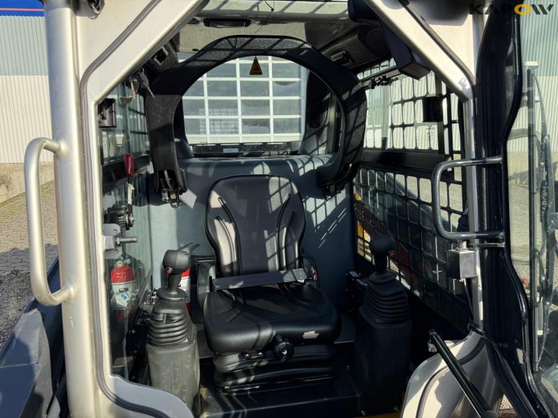 Liugong 385B skid steer loader 23