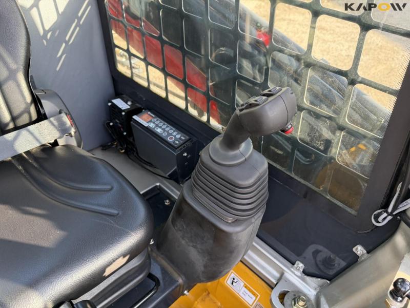 Liugong 385B skid steer loader 25