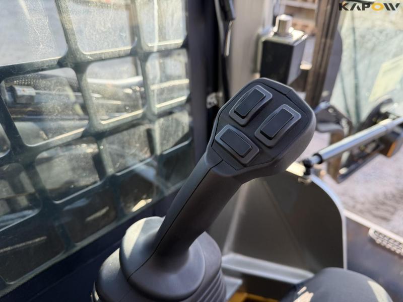 Liugong 385B skid steer loader 32