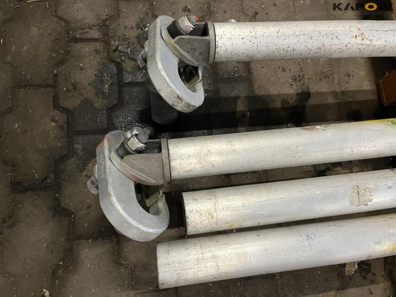 Lifting yoke and cable of rollers for drums 12