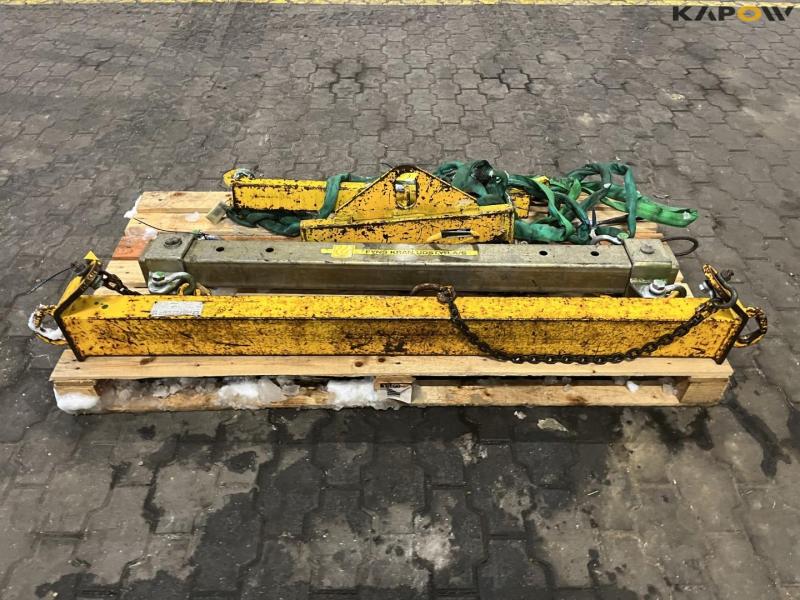 Lifting yoke for crane 6