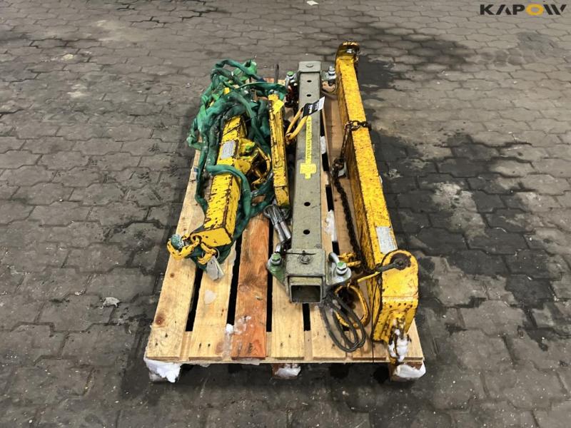 Lifting yoke for crane 8