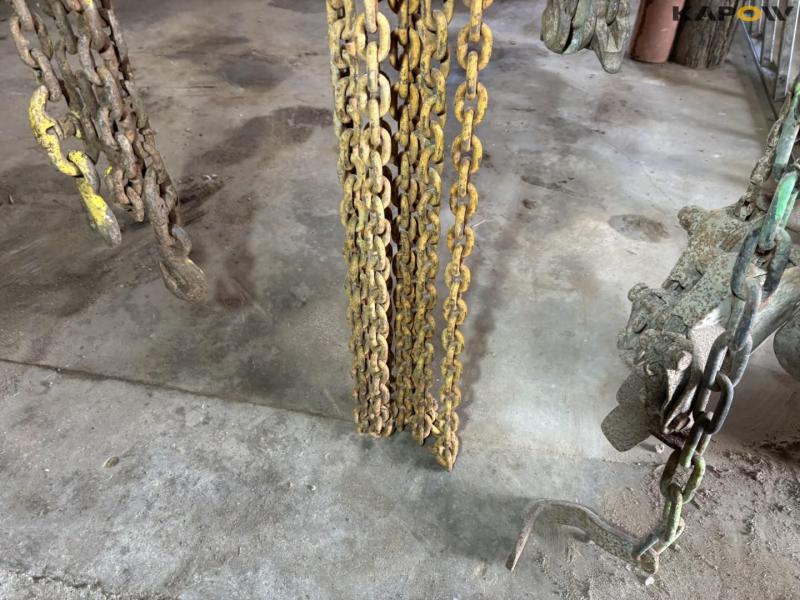 Lifting chains 12