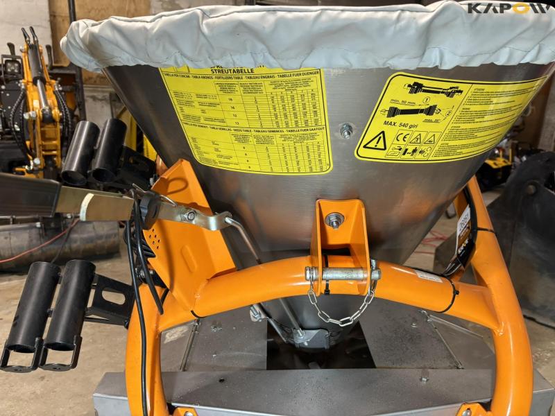 LS Cosmo P-Pro 180 salt spreader - NEW 13