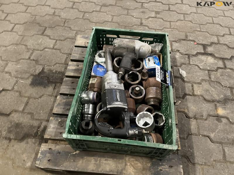 Air impact wrench with sockets 4
