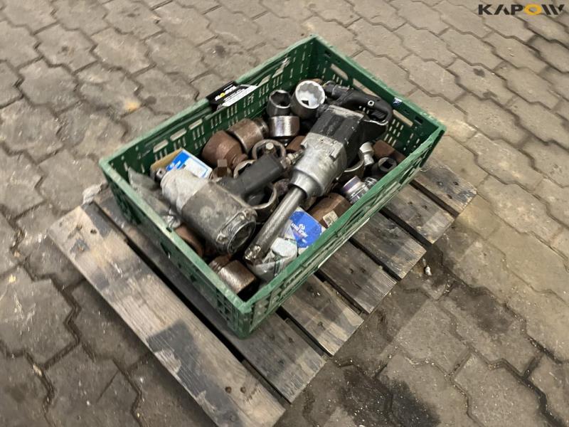 Air impact wrench with sockets 7