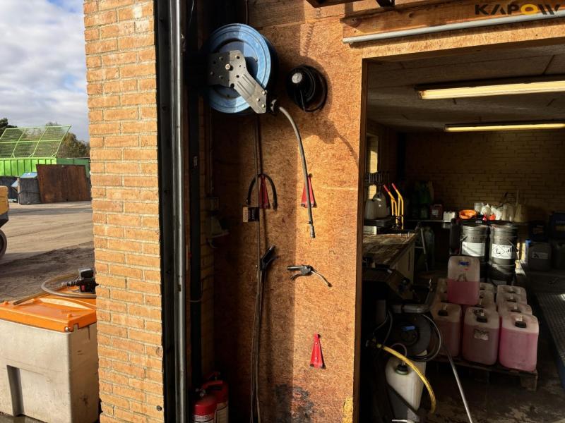 Air hose reel + various air guns 1