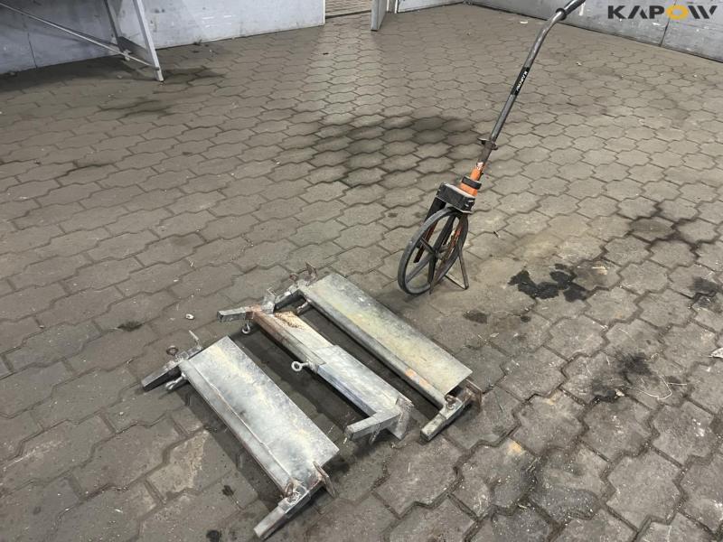 Measuring wheel and 3 pcs. tile screed 1