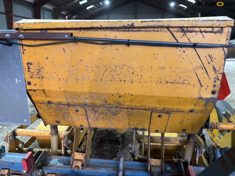 Corn seeder - 4 rows. 16