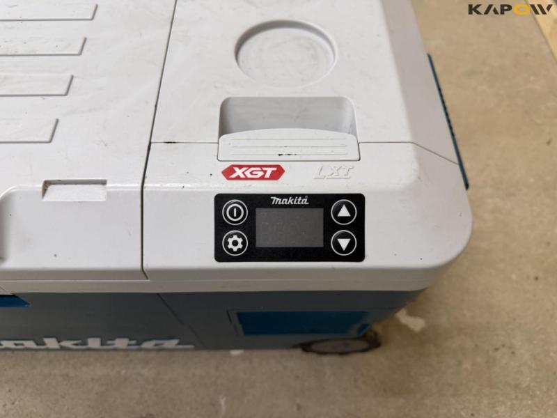Makita coolbox and radio 8
