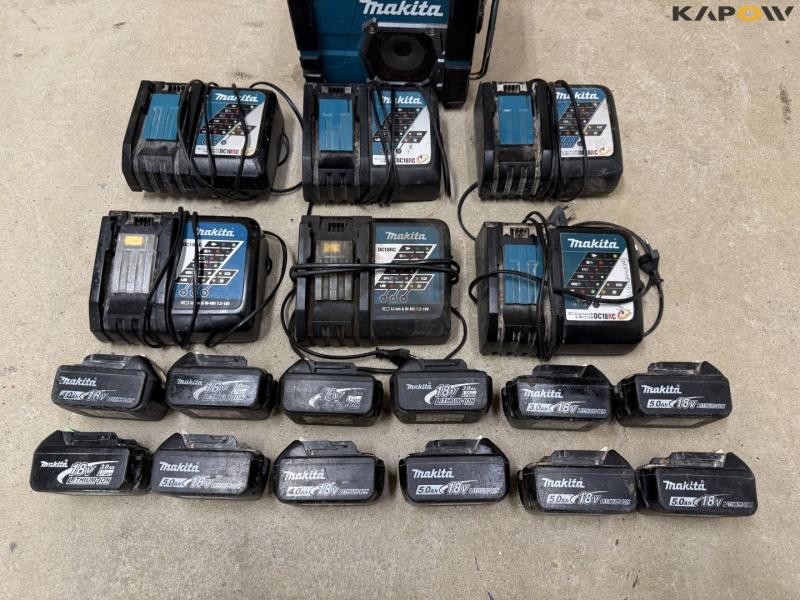 Makita radio, batteries and charger 2