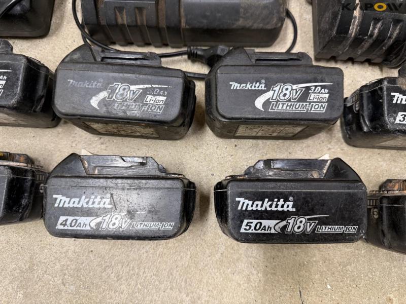 Makita radio, batteries and charger 7