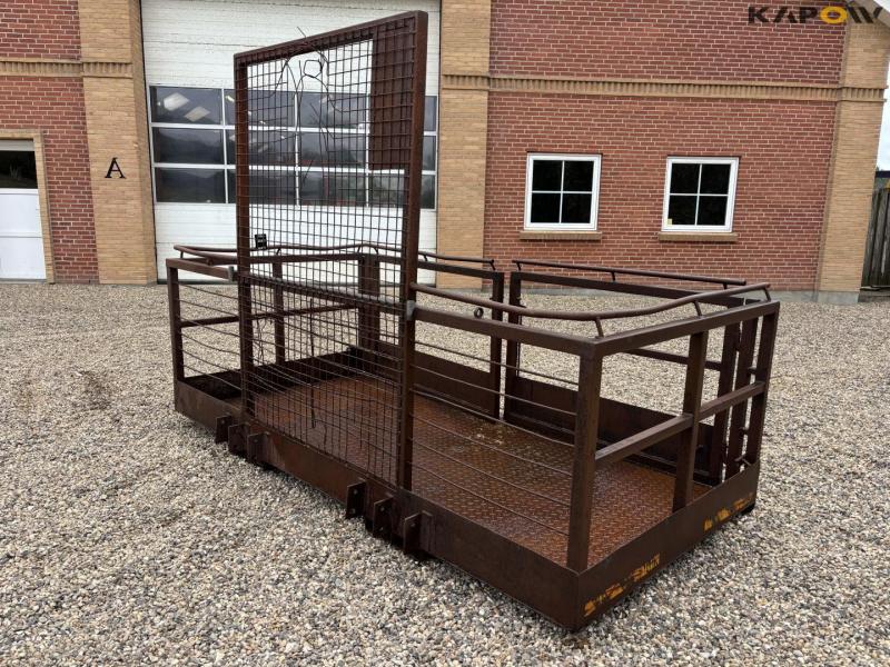 Crew basket for pallet forks 1