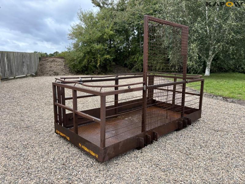 Crew basket for pallet forks 3