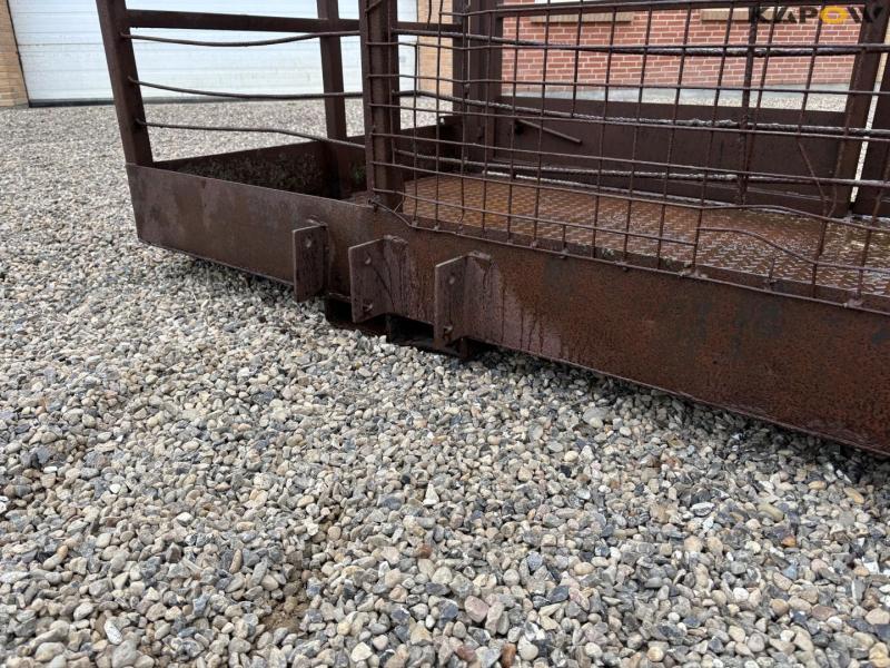 Crew basket for pallet forks 11