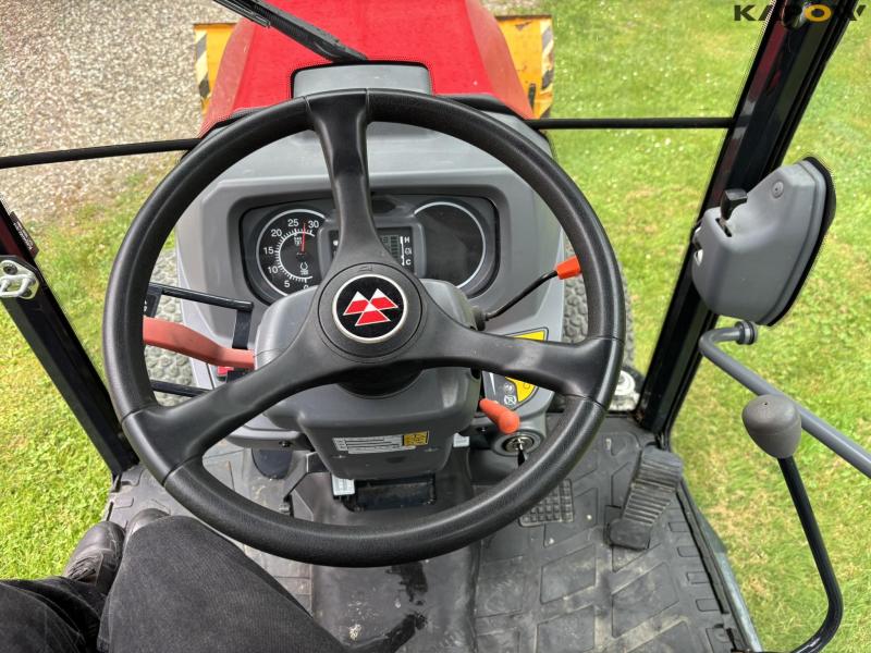 Massey Ferguson 1735 4WD tractor 64