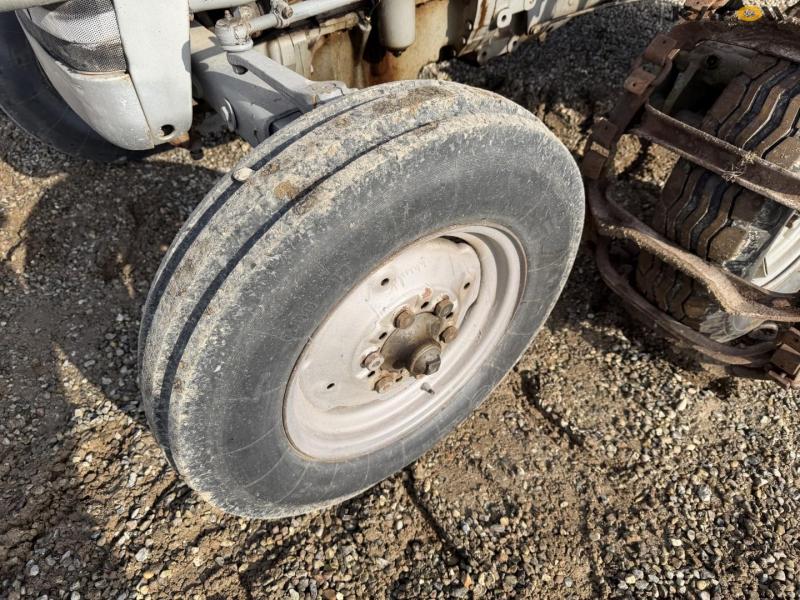 Massey Ferguson 152 tractor 59