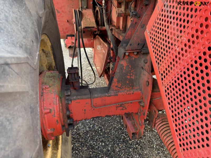 Massey Ferguson 760 combine harvester 18