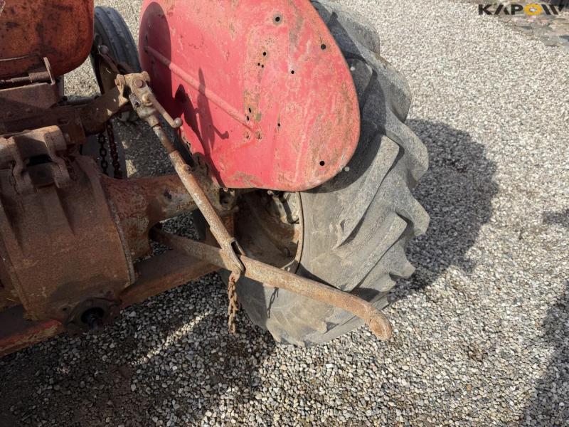 Massey Ferguson 835 tractor 32