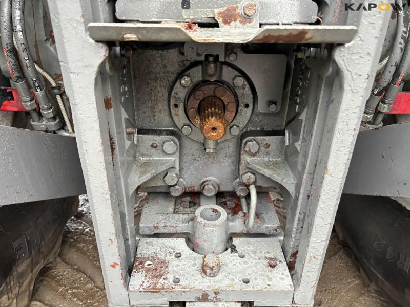 Massey Ferguson 8690 tractor 38