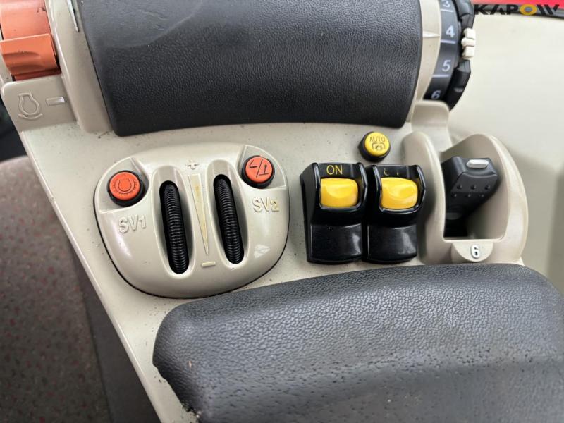 Massey Ferguson 8690 tractor 59