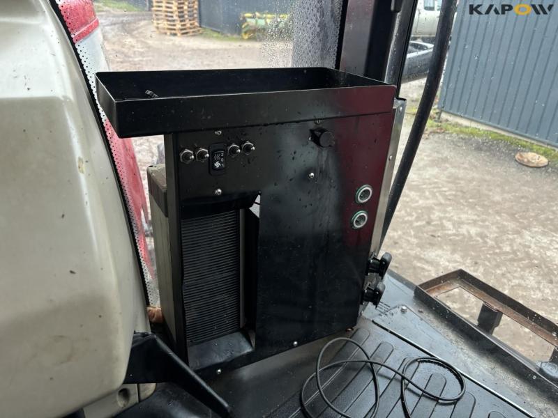 Massey Ferguson 8690 tractor. 77