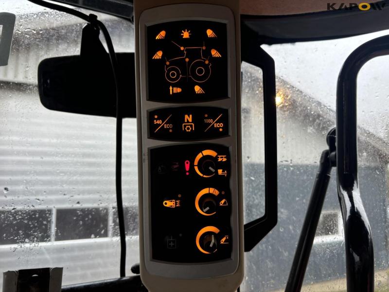 Massey Ferguson 8740S tractor 65