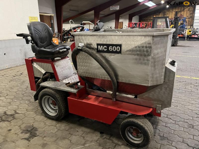 MC 600 feed wagon 3
