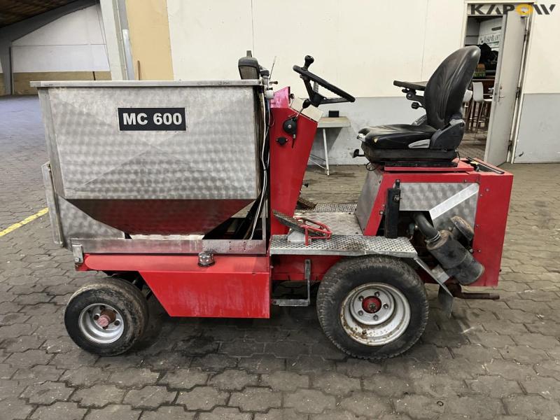 MC 600 feed wagon 8