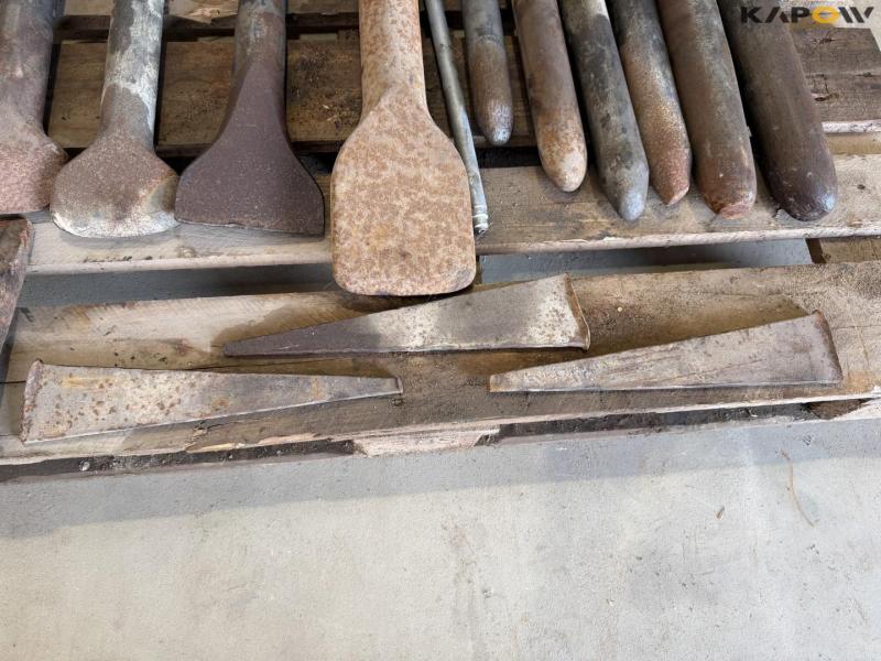 Chisels - different sizes 13