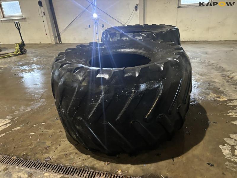 Michelin 1050/50-R32 tires 7