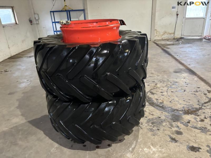 Michelin 600/70-R30 twin wheels 2