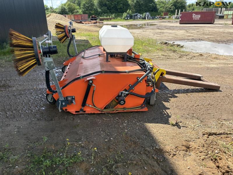 ModernTech ZMC 240 hydraulic broom 2