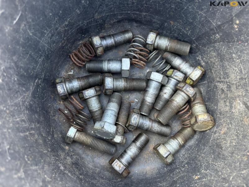 Mounting bracket for twin wheels 7