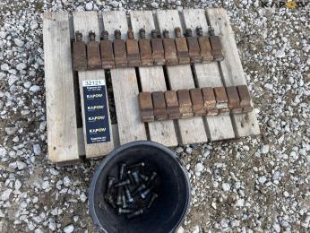 Mounting bracket for twin wheels