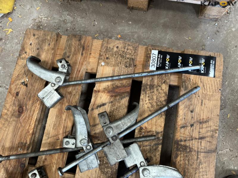 Mounting bracket for twin wheels 2