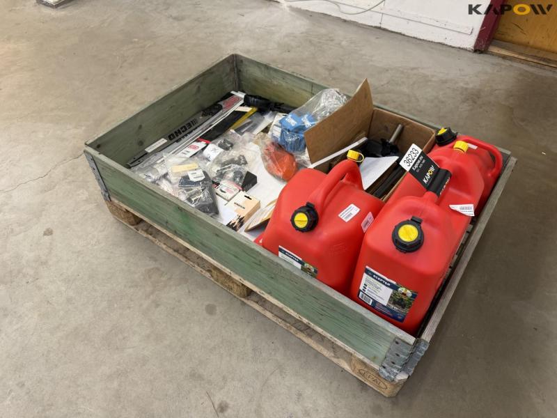 Chainsaw accessories and cans 1