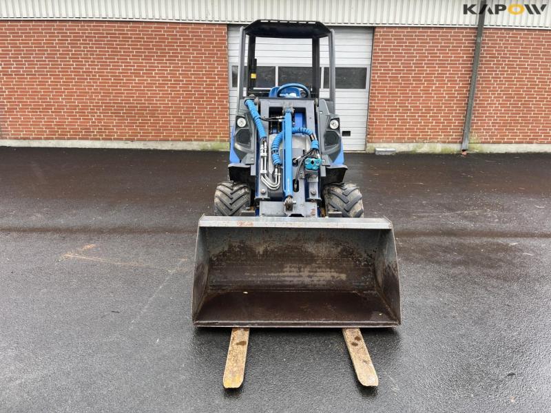 Multione 7.3S skid steer loader with bucket and pallet forks 2