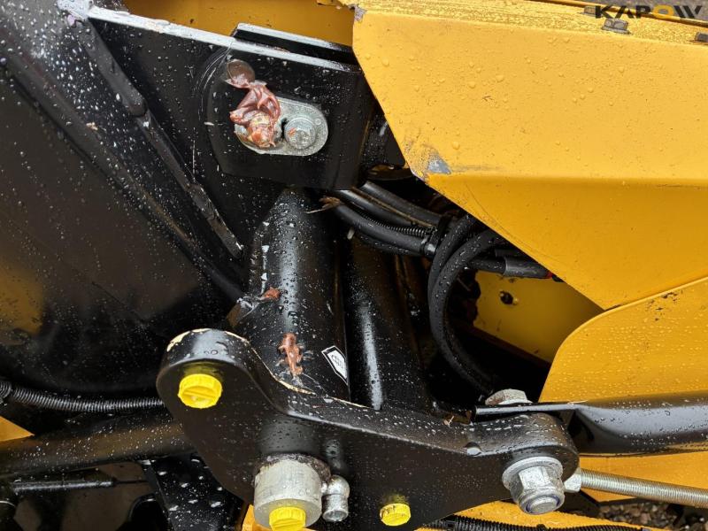 New Holland 12 row corn header 20